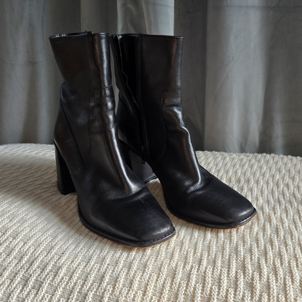 SOLD ON DEPOP Tahari Black Leather Heeled Boots